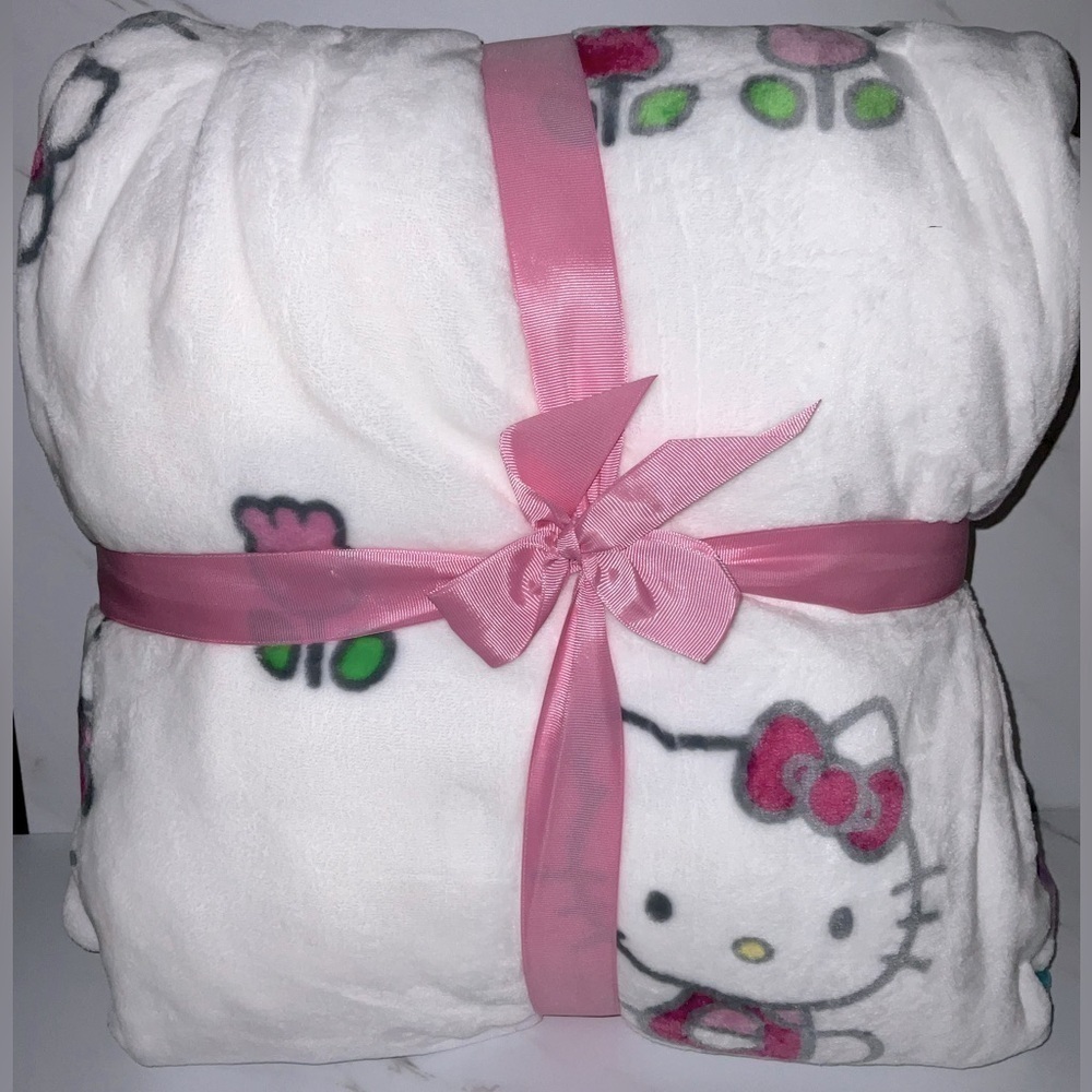Hello Kitty queen size tulip & mushroom plush blanket